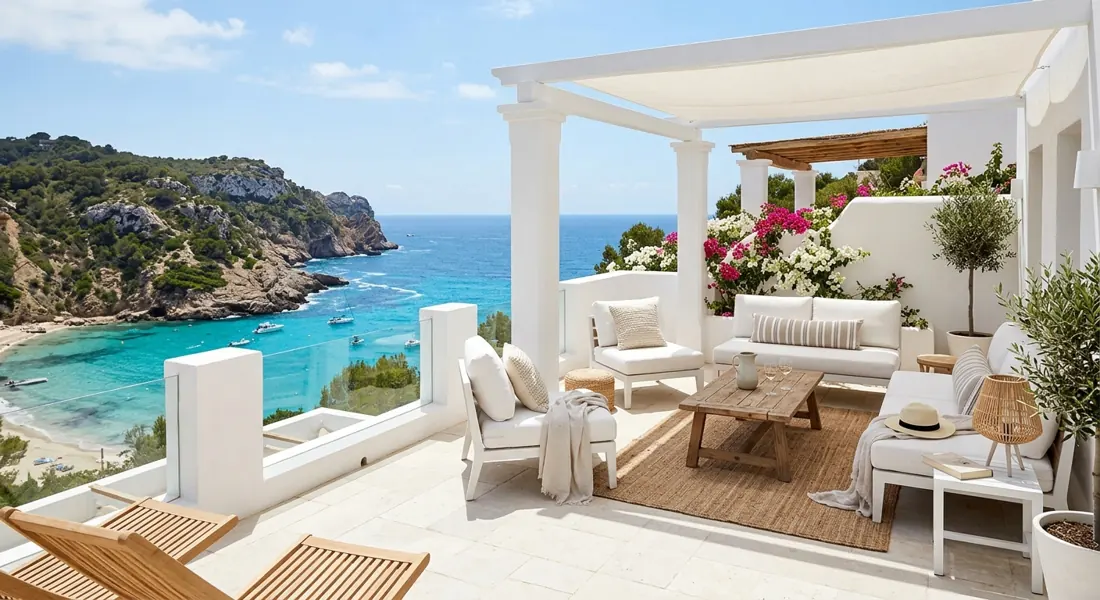 Terrasse blanche avec vue sur la mer