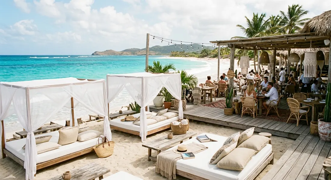 Weiße Daybeds und Restaurant am Strand