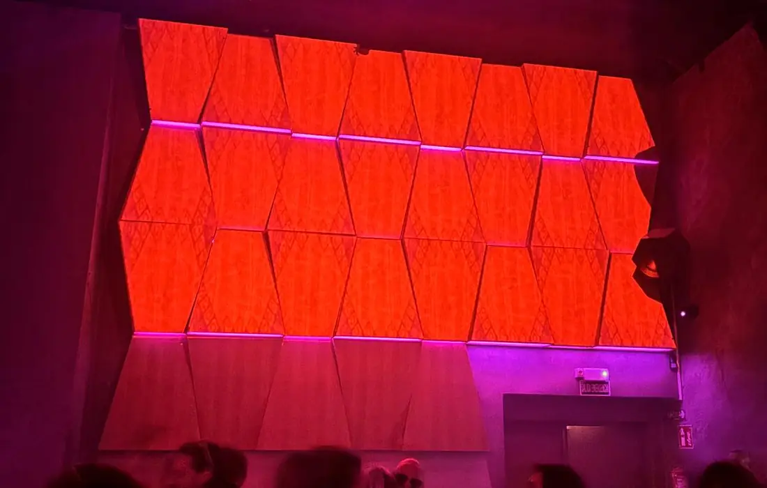 Rot beleuchtete Wandinstallation im Akasha-Club