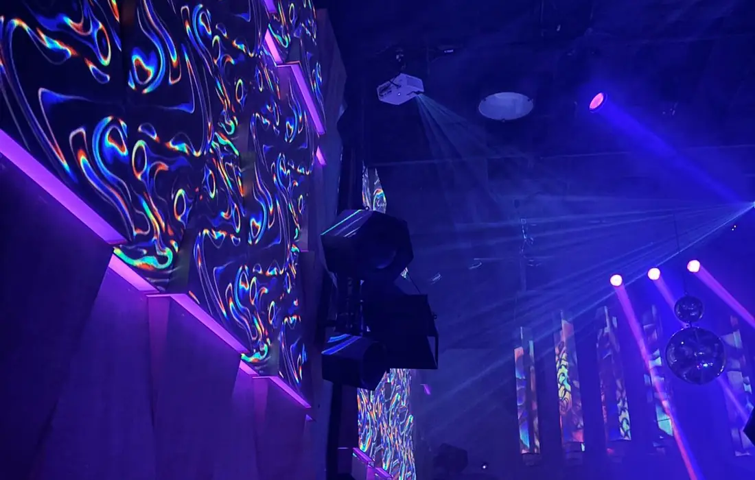 Blau-violette Neon-Lichtstimmung im Akasha-Club