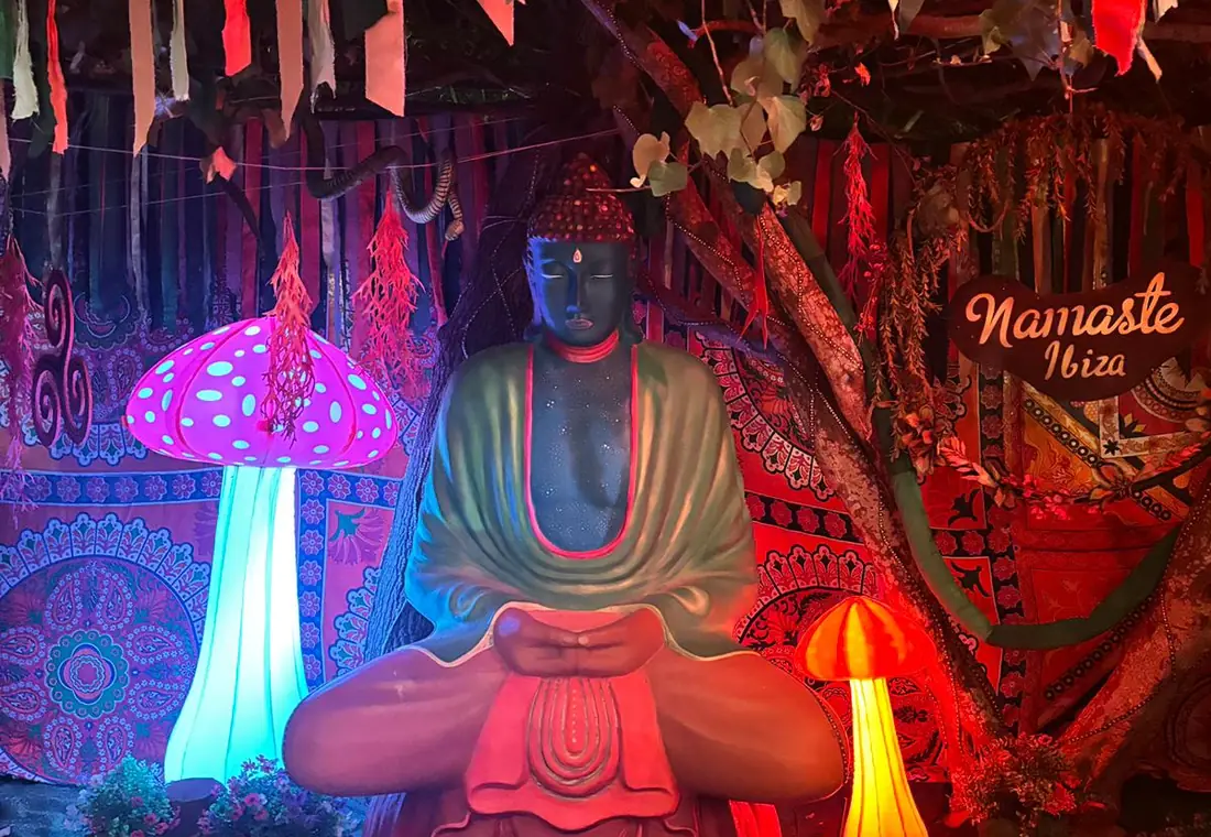 Buddha-Statue mit leuchtenden Deko-Pilzen bei der Namaste-Party im Akasha / Las Dalias
