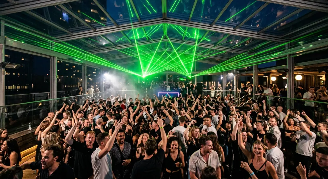 Feestende menigte onder laserlicht