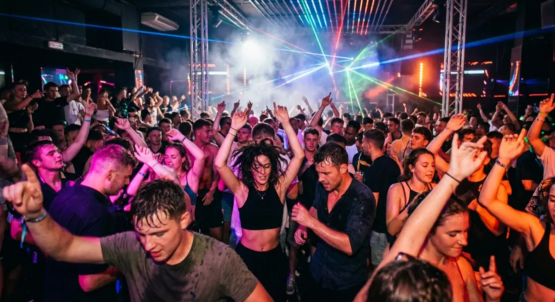 Folla in festa in un club nel West End