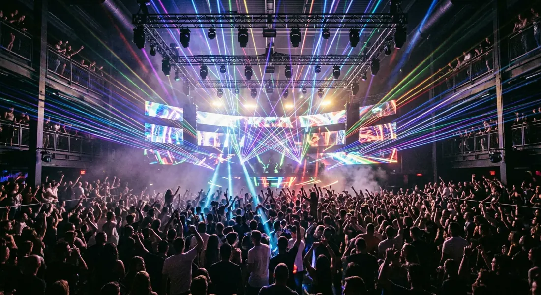 Espectacular espectáculo de luces en el escenario de un superclub