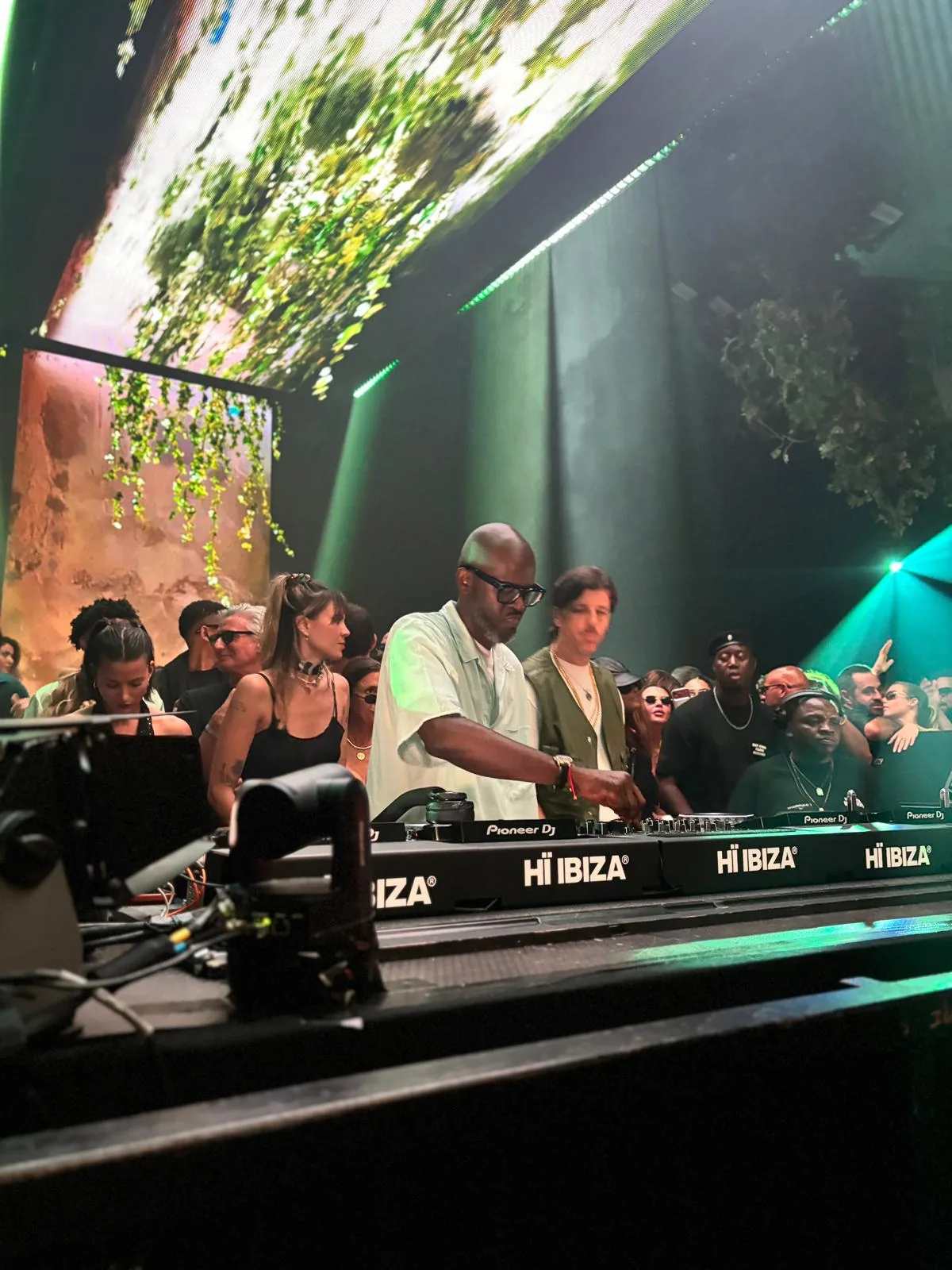 Black Coffee am DJ-Pult im Hï Ibiza mit Publikum und grüner Lichtshow