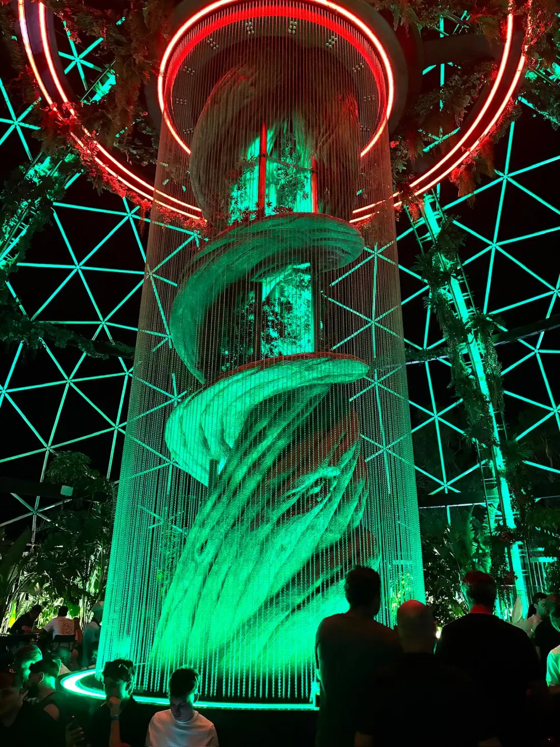 Spiralförmige Lichtinstallation im Inneren der UNVRS-Kuppel