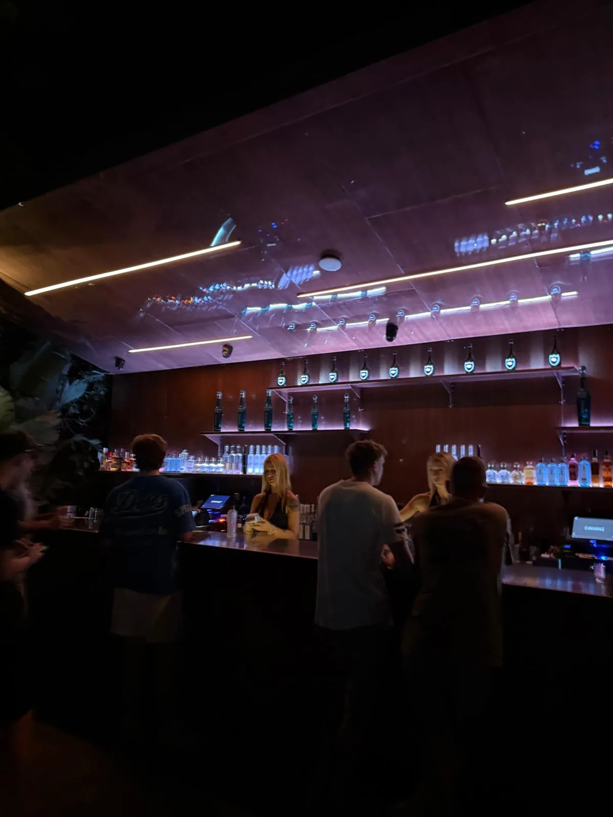 Bar im UNVRS mit Premium-Spirituosen und beleuchteten Regalen
