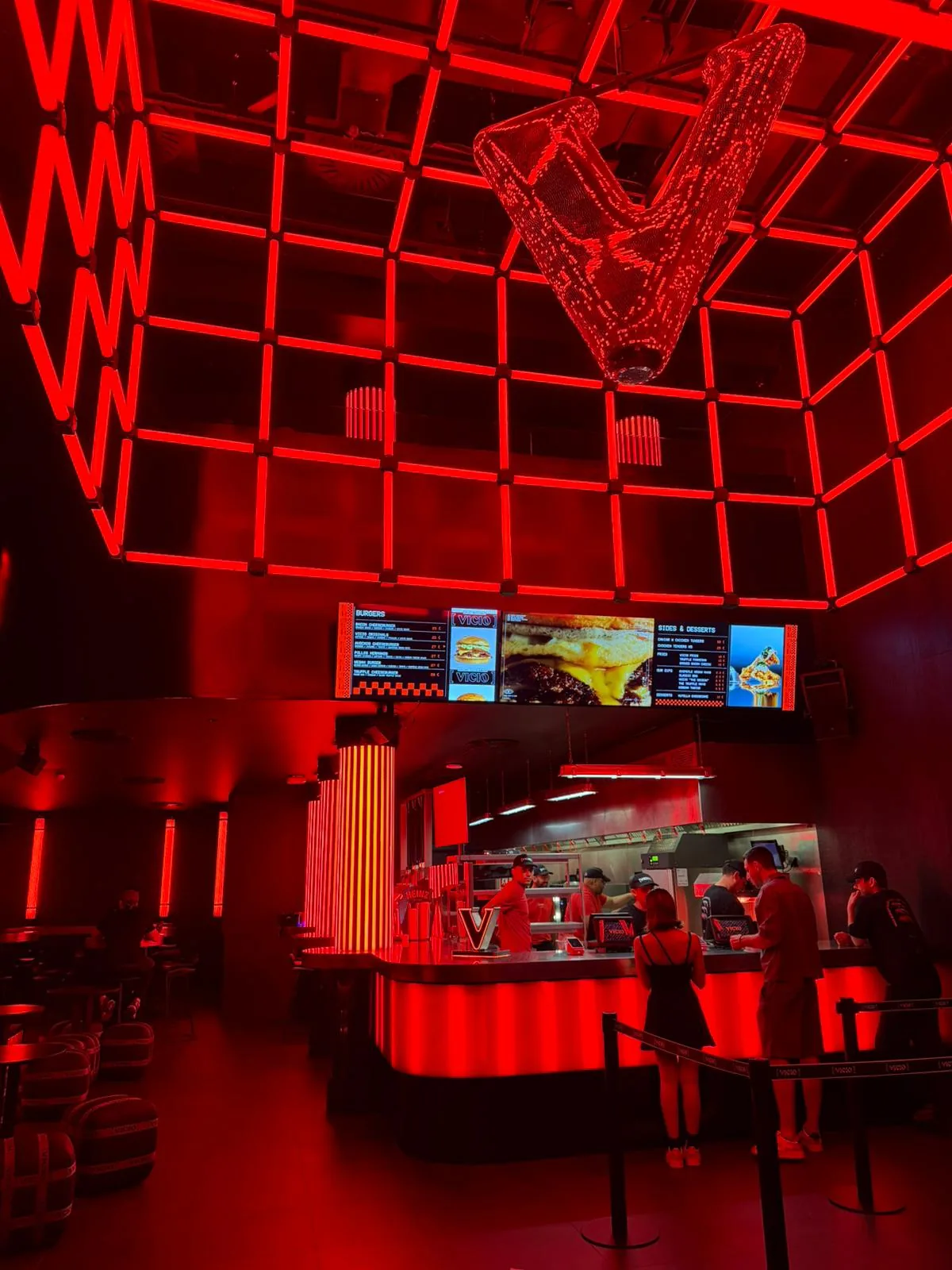 VICIO Burger-Counter im UNVRS unter rotem Neon-Deckengitter