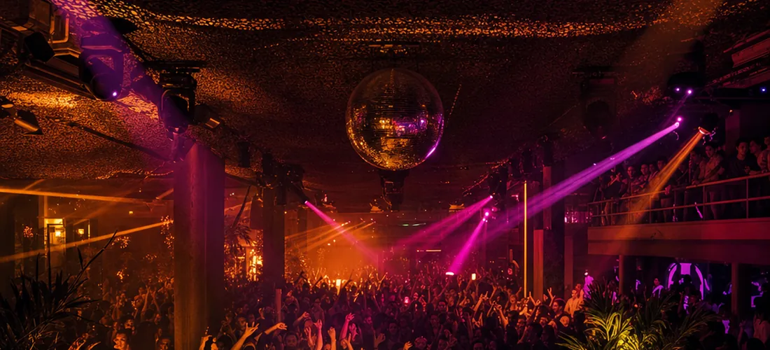 Packed Tech-House-Club mit warmem Licht (Symbolbild)