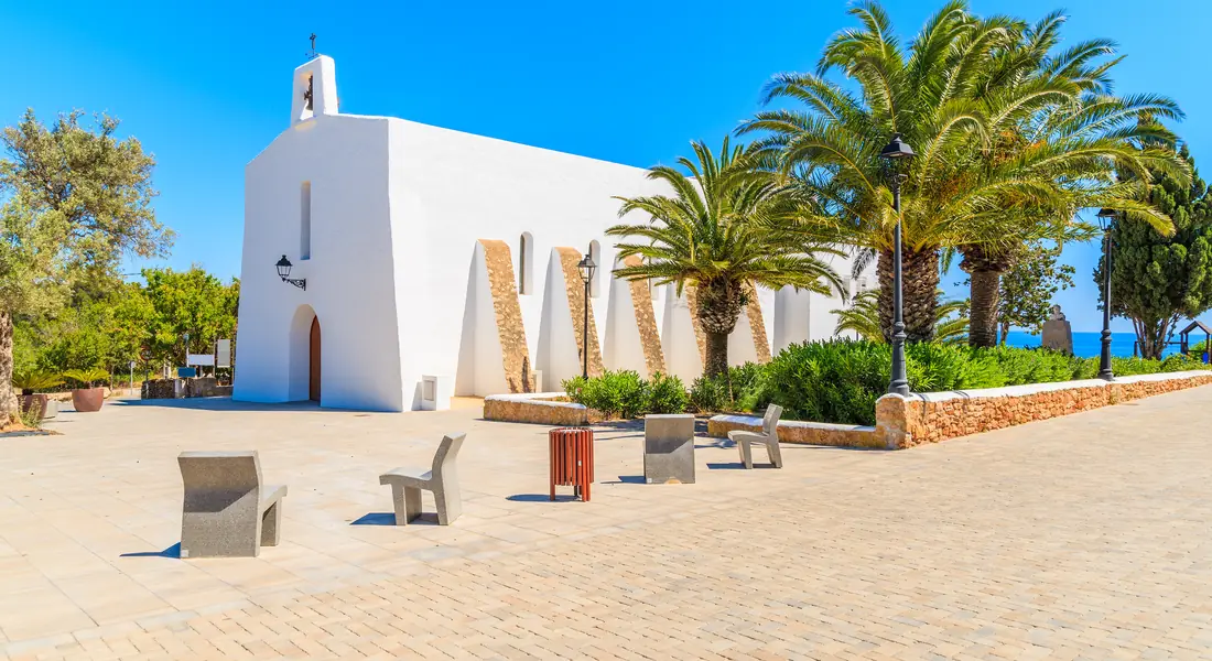 Weiße Kirche von Es Cubells auf den Klippen der Südküste Ibizas