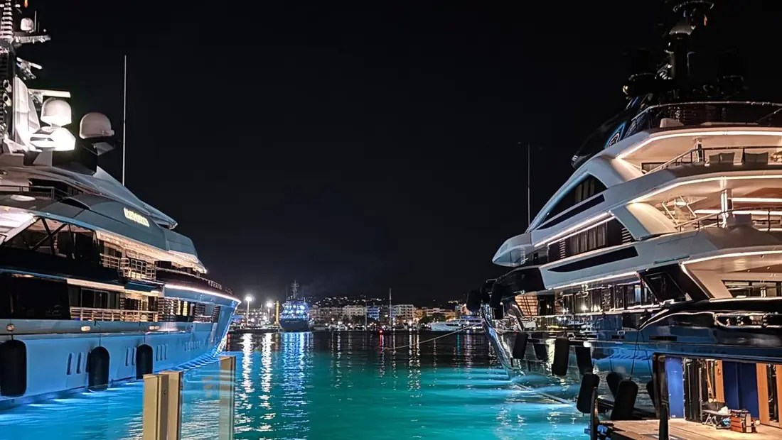 Superyachten im Yachthafen von Ibiza-Stadt bei Nacht