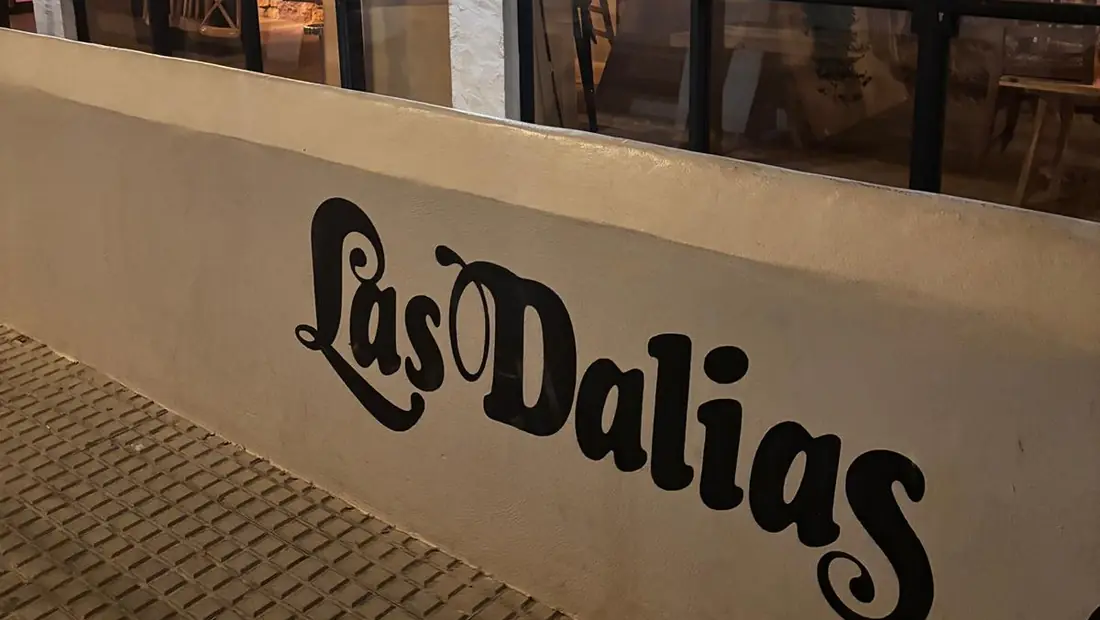 Beleuchtetes Restaurant Las Dalias in San Carlos bei Nacht