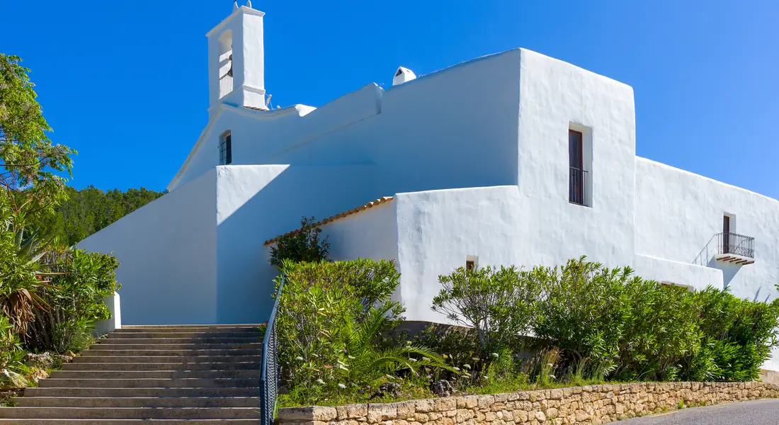 Weiße Dorfkirche von Sant Llorenç de Balàfia im Norden Ibizas
