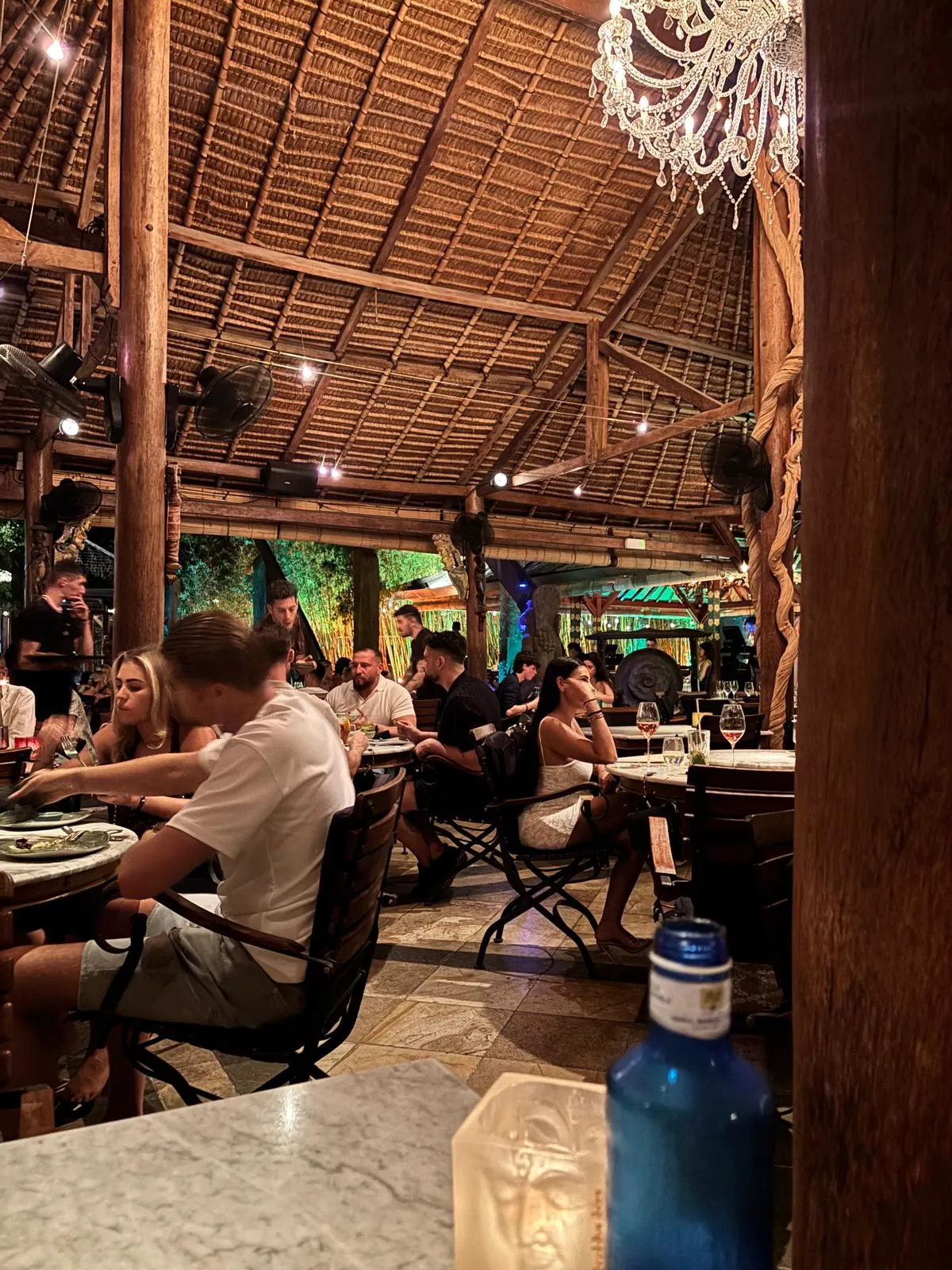 Überdachter Restaurantbereich des Bambuddha mit Strohdach und Kronleuchter