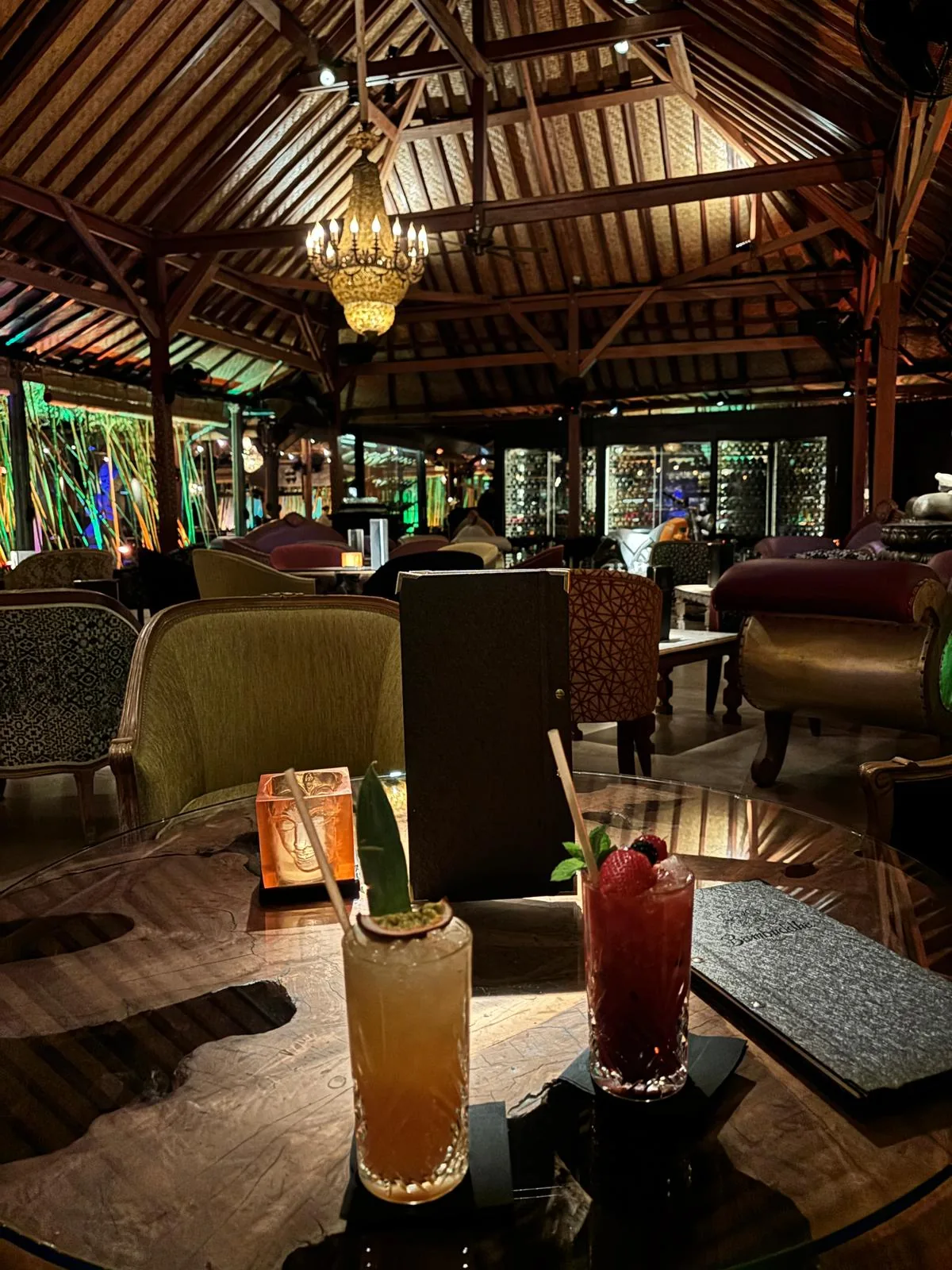 Cocktails auf einem Tisch in der Lounge des Bambuddha