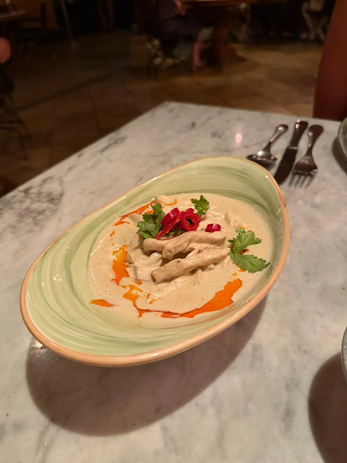 Cremiges grünes Curry mit Hähnchen, Chili und Koriander im Bambuddha