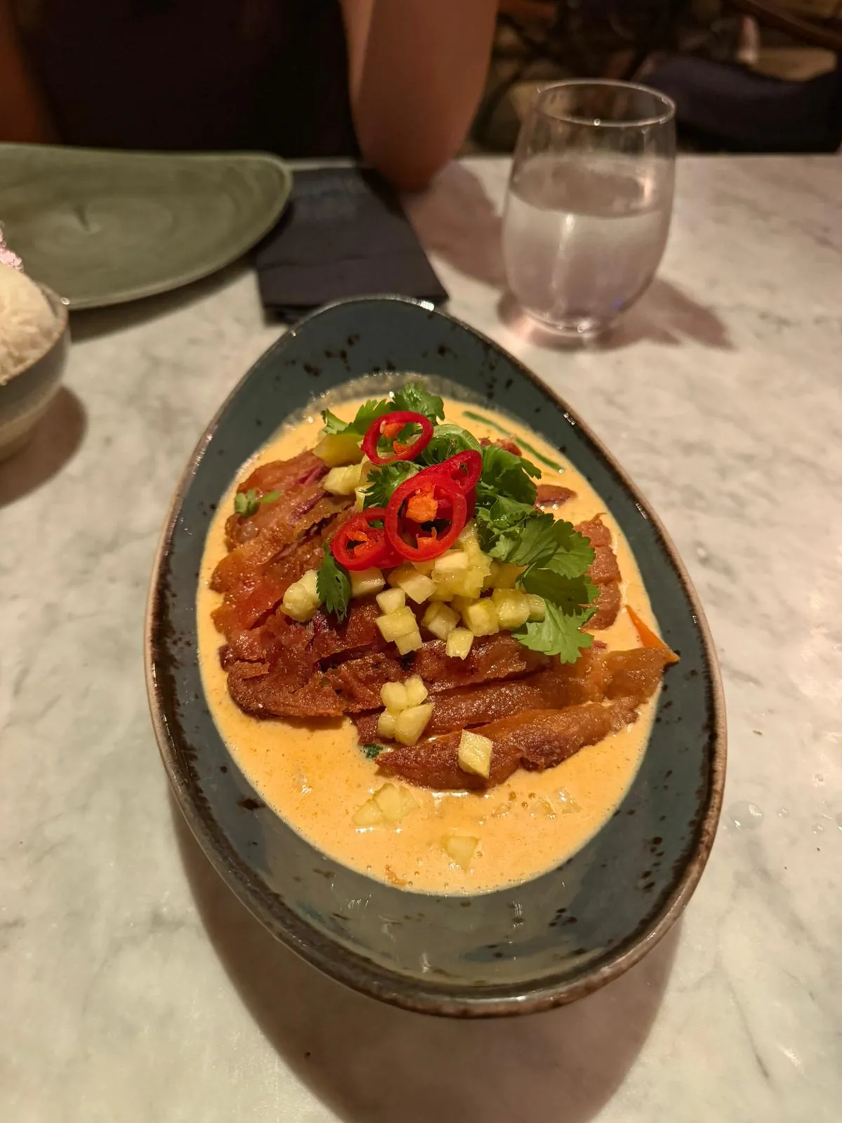 Knusprige Ente in rotem Curry mit Ananas und Chili im Bambuddha