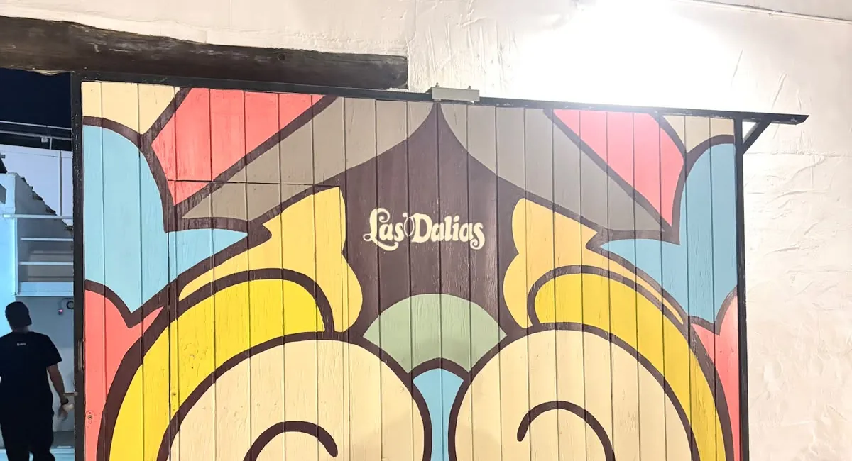Bemaltes Eingangstor des Hippiemarkts Las Dalias