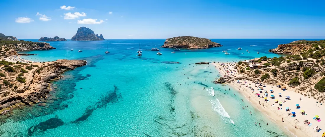 Blick über die Cala Comte auf vorgelagerte Inseln