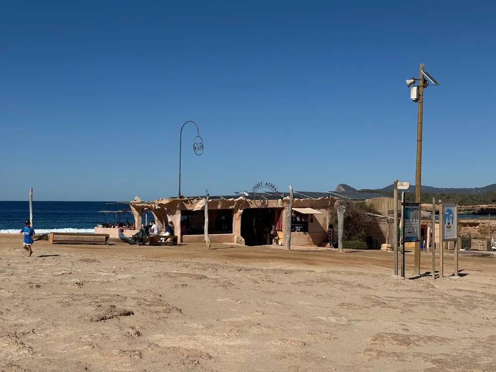 Strandbar Sunset Ashram an der Cala Comte mit Lehmbau-Architektur direkt am Meer
