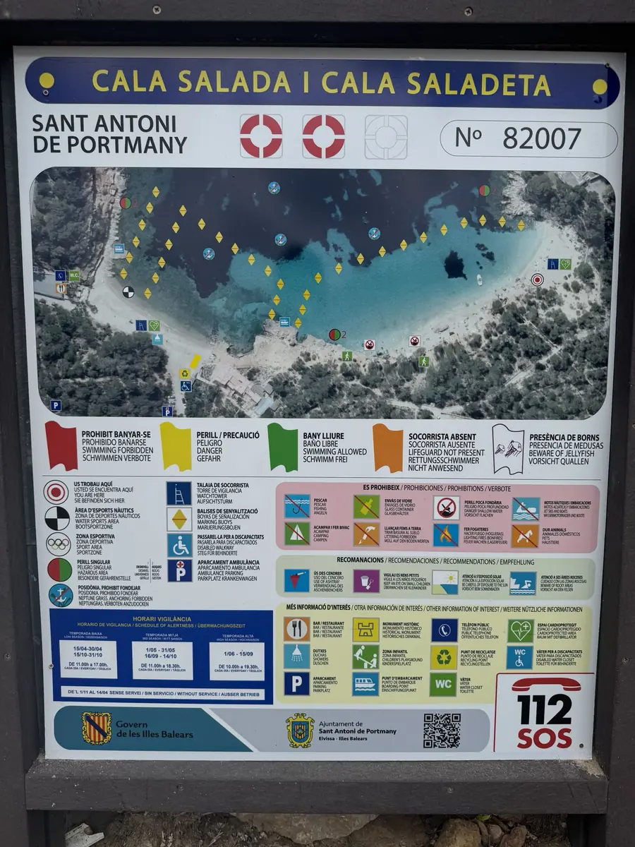 Panneau d’information officiel de Cala Salada et Cala Saladeta avec plan de situation de la baie